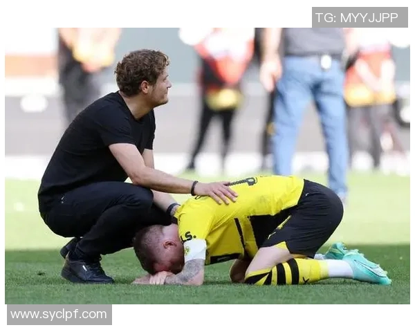 以镜头回顾那不勒斯温情一幕球迷泪洒现场见证动人时刻 以镜头回顾那不勒斯温情一幕球迷泪洒现场见证动人时刻