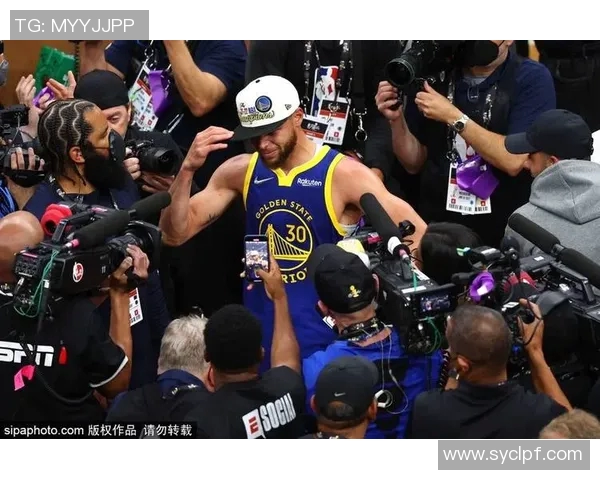 以镜头回顾库里赛场感人瞬间这一幕令人泪目全场动容