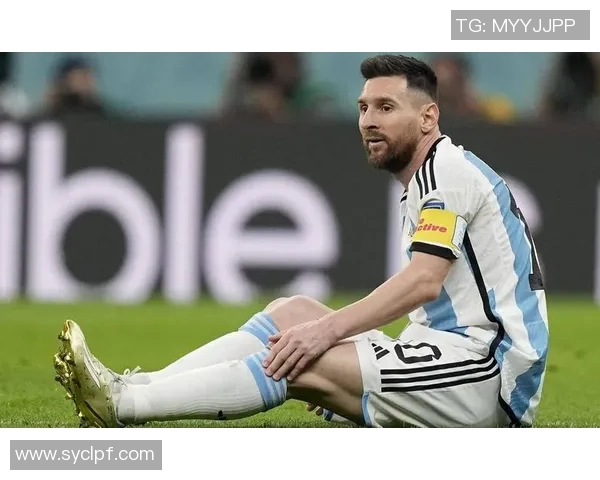 镜头捕捉：梅西赛场小动作引发热议